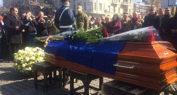 В Харькове на коленях прощаются с погибшей пулеметчицей