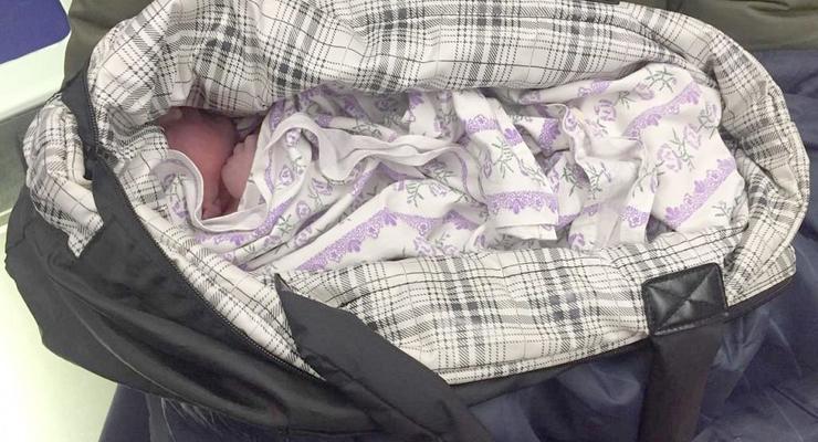 На улице в Киеве нашли сумку с новорожденным