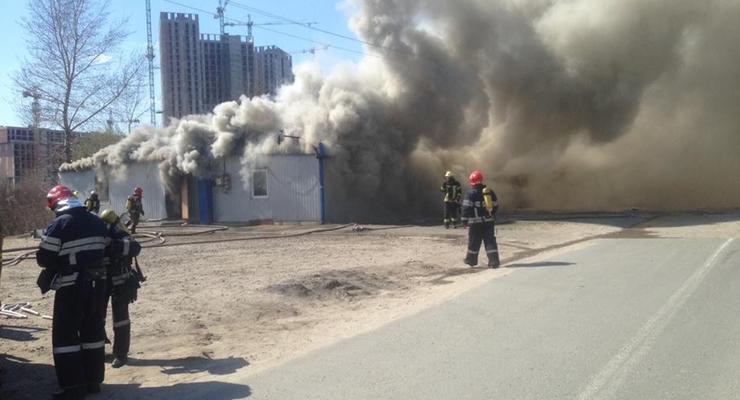 В Киеве на Осокорках горят офисы и магазины