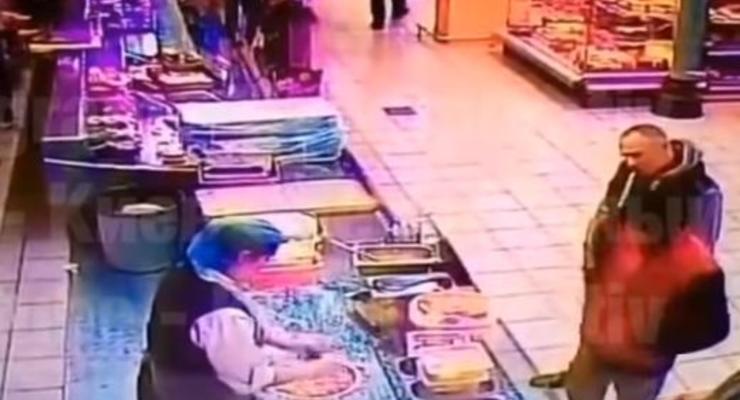 Убил человека и пошел есть пиццу: в киевском супермаркете напали на покупателя