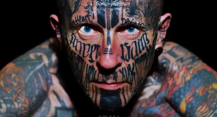 В Киев едет самый татуированный человек в мире