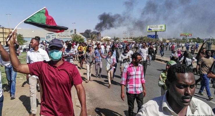 В Судане тысячи демонстрантов требуют отставки президента