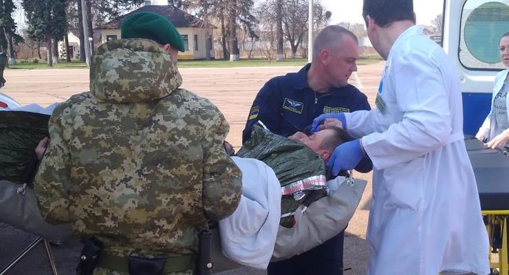 Раненого в ООС пограничника доставили в Киев