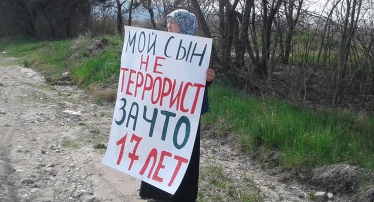 Россияне в Крыму задержали жену и мать крымского политзаключенного Мамутова