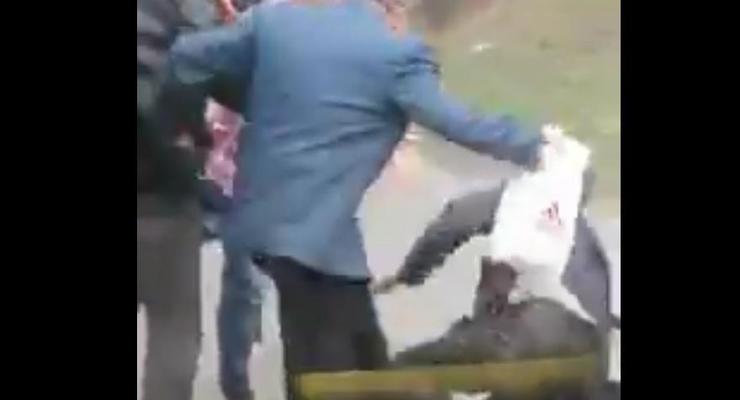В Киеве группа мужчин избила пассажира троллейбуса