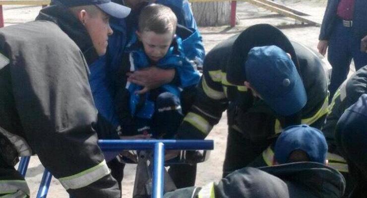 В Кировоградской области школьник застрял в уличном тренажере