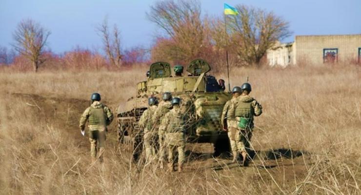 На Донбассе 10 обстрелов, ранены три бойца
