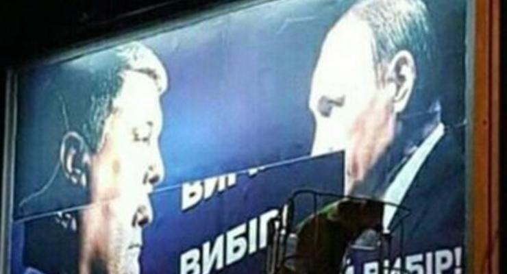 У Порошенко прокомментировали заклеивание Путина на бордах