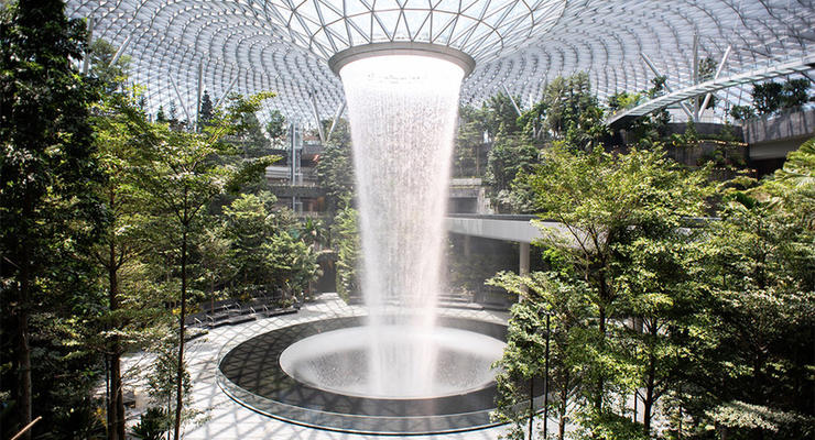 В аэропорту Сингапура построили сады и водопад