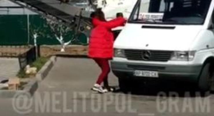 В Мелитополе женщина крушила маршрутки и такси
