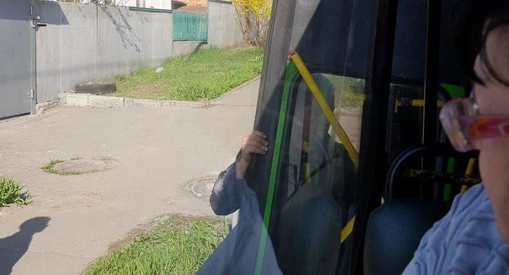 В Харькове у маршрутки на ходу выпала дверь