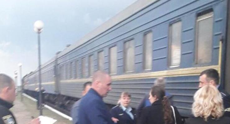 В поезде из Харькова нашли двух пассажиров с ножевыми ранениями