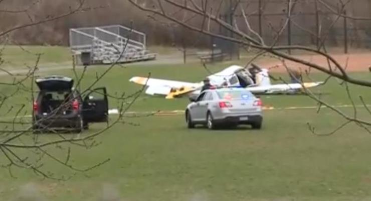 В США самолет рухнул на школьный стадион