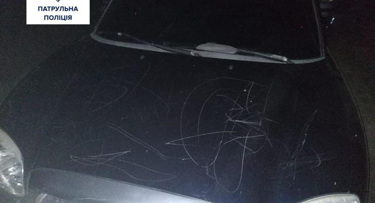 В Донецкой области водитель "прокатил" патрульного на капоте машины