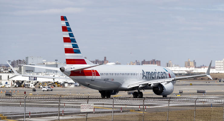 В США мужчина выпрыгнул из приземлившегося самолета