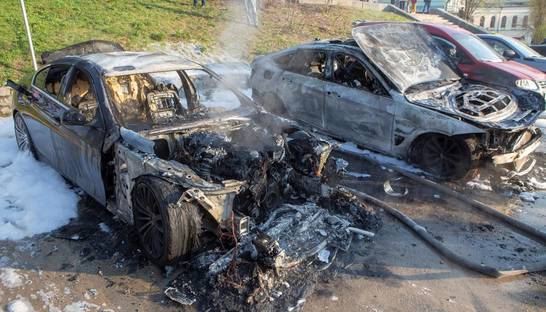 В центре Киева мужчина в балаклаве поджег два авто