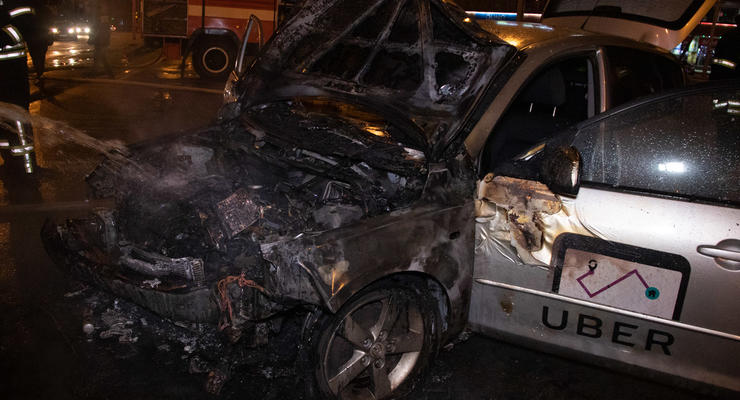 В Киеве столкнулись два такси: авто сгорели дотла
