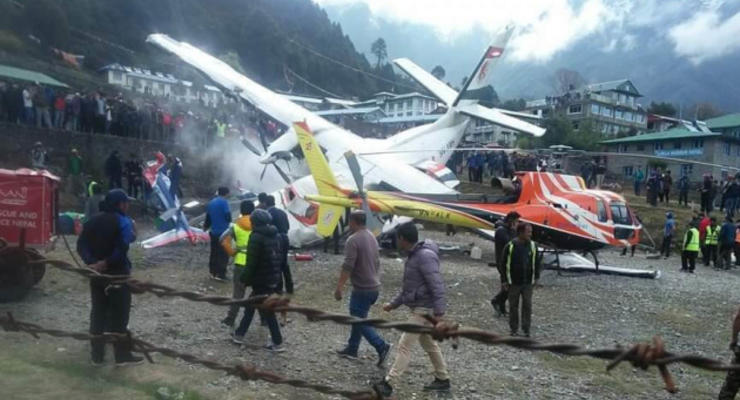 Самолет и вертолет столкнулись в Непале