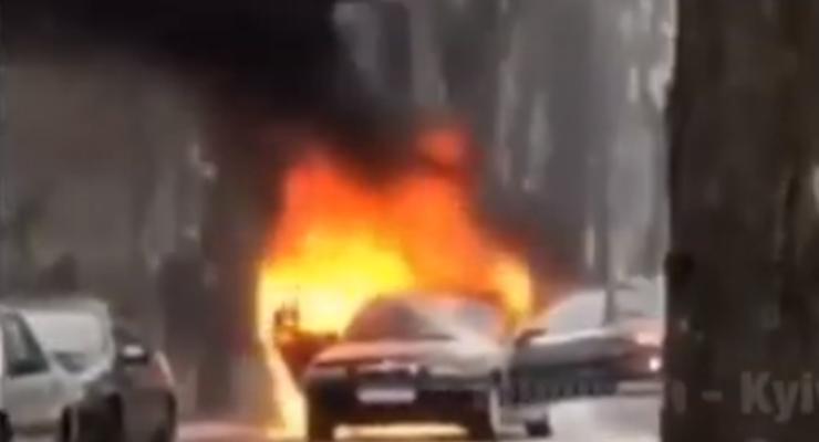 В Киеве сгорел припаркованный BMW