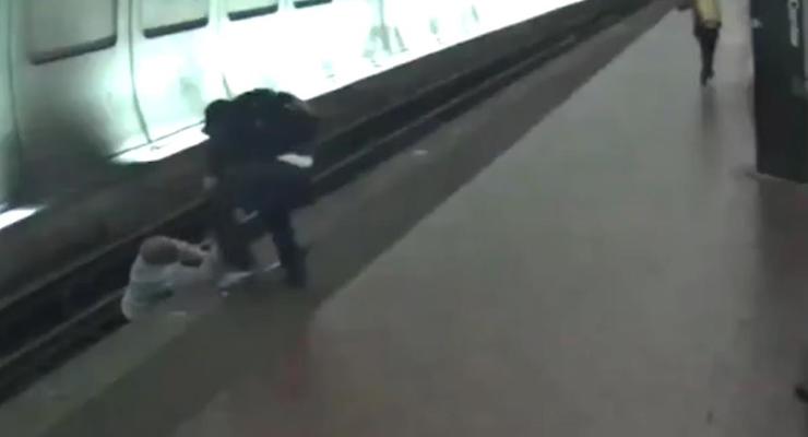 Упавшего на колею слепого мужчину вытащили за секунды до прибытия поезда