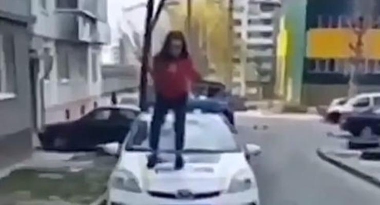 В Ровно школьница танцевала на капоте полицейского автомобиля