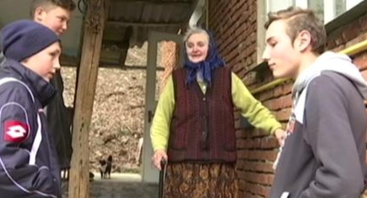 В Ивано-Франковской области школьники помогают пожилым людям