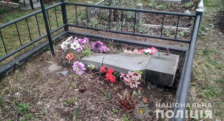 В Киевской области пьяные подростки разгромили кладбище