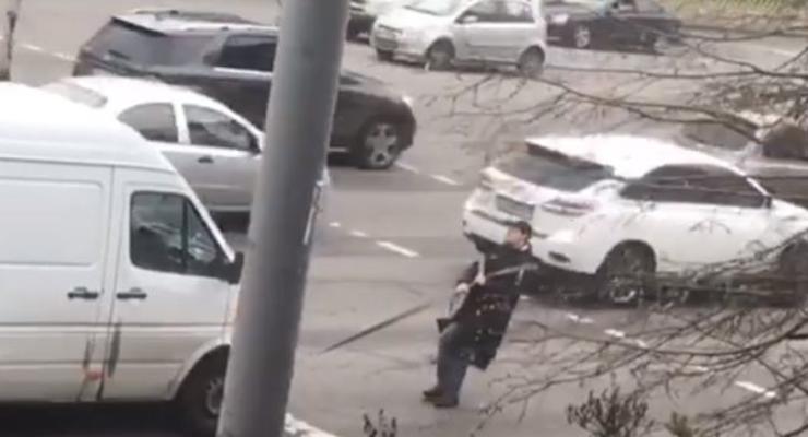 Никто не помог: в Киеве водитель сам тащил бус на тросе