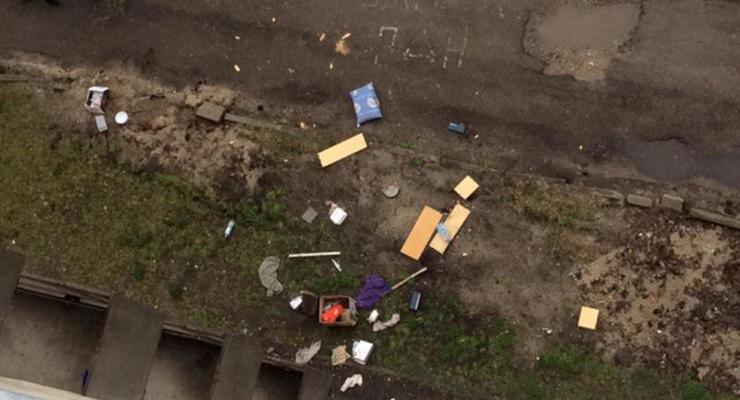 "Совковая казарма": администрация престижного ВУЗа Киева выбрасывает вещи студентов из окна