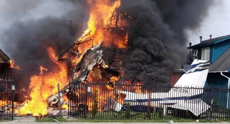 В Чили на жилые дома упал самолет: есть жертвы