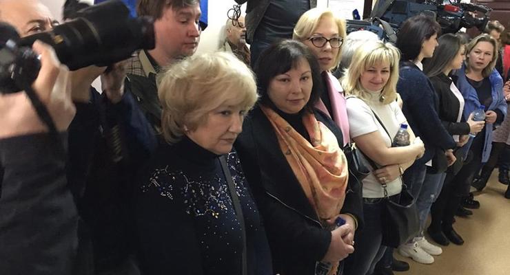 В Москве начались суды: Родные встречают моряков аплодисментами