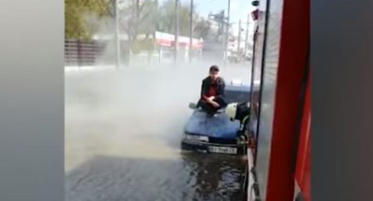 В Харькове поток горячей воды поглотил авто: Двое людей спасены