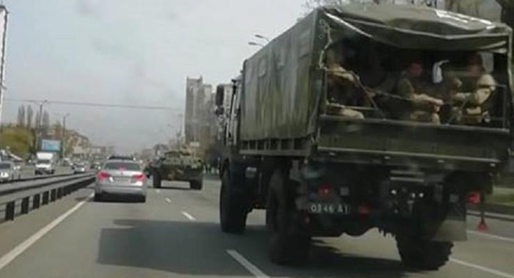В Киеве заметили колонну военной техники