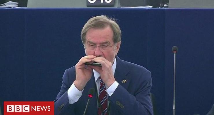 В Европарламенте депутат сыграл гимн ЕС на губной гармошке