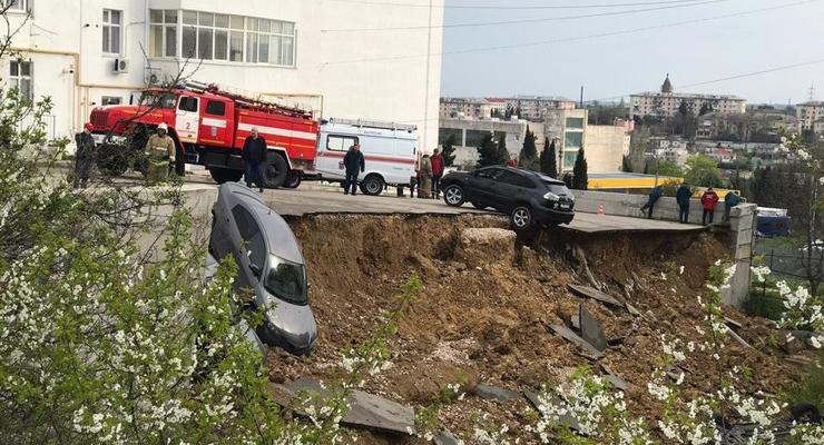 В Севастополе парковка с автомобилями рухнула в обрыв