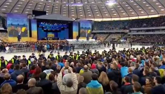 Поклонники Зеленского и Порошенко перекликивались приветствиями "Слава Украине"