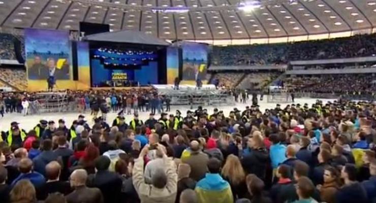 Поклонники Зеленского и Порошенко перекликивались приветствиями "Слава Украине"