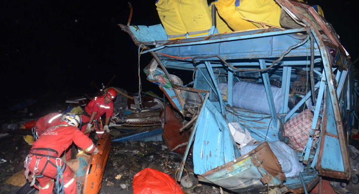 В Боливии автобус упал с горной дороги: 11 погибших