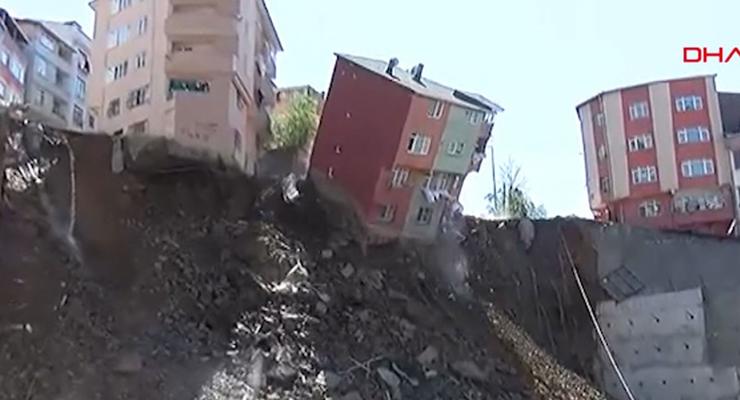 В Стамбуле из-за оползня рухнул четырехэтажный дом
