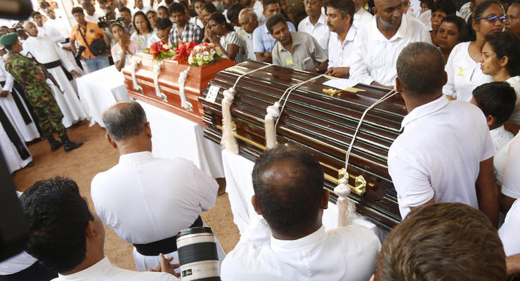 Число погибших при взрывах на Шри-Ланке достигло трехсот человек