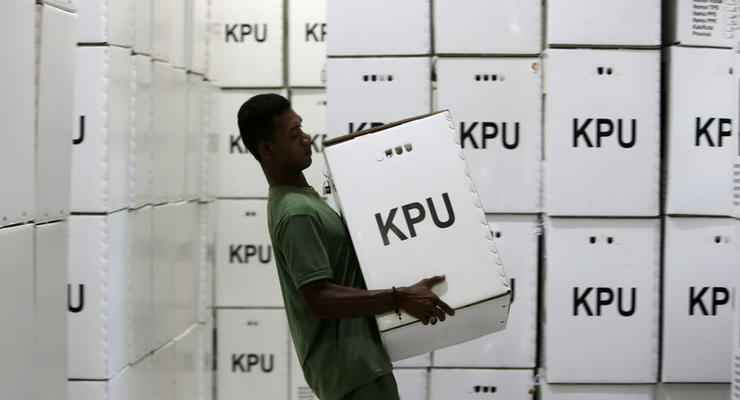При подсчете голосов на выборах в Индонезии умерли более 50 человек - СМИ