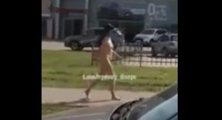 В Днепре по улицам гуляла голая женщина