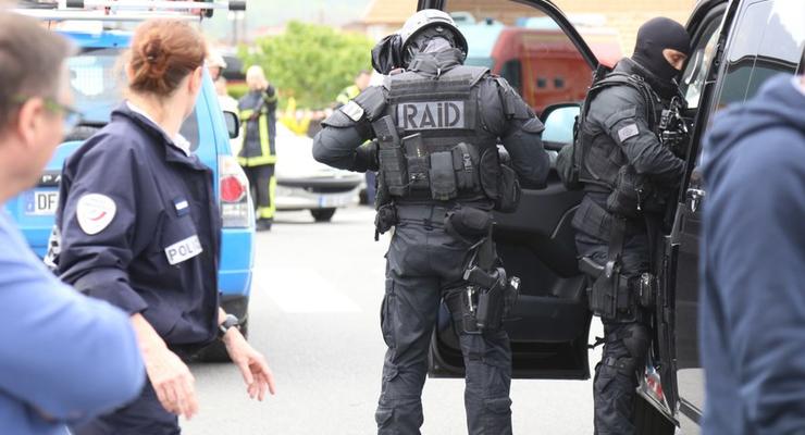 Во Франции захватили заложников: слышны выстрелы