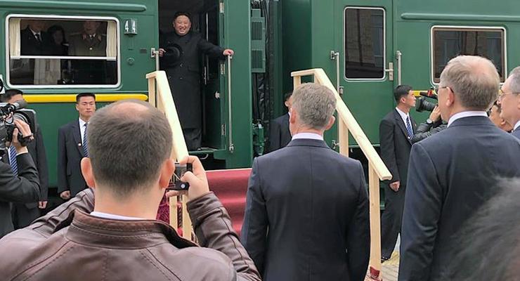 Ким Чен Ына встречали в РФ с караваем и трапом к бронепоезду