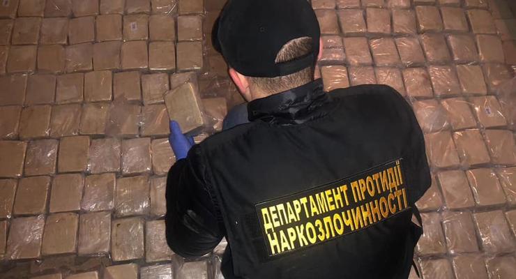 Киевские полицейские разоблачили крупный наркотрафик: изъято 300 кг героина