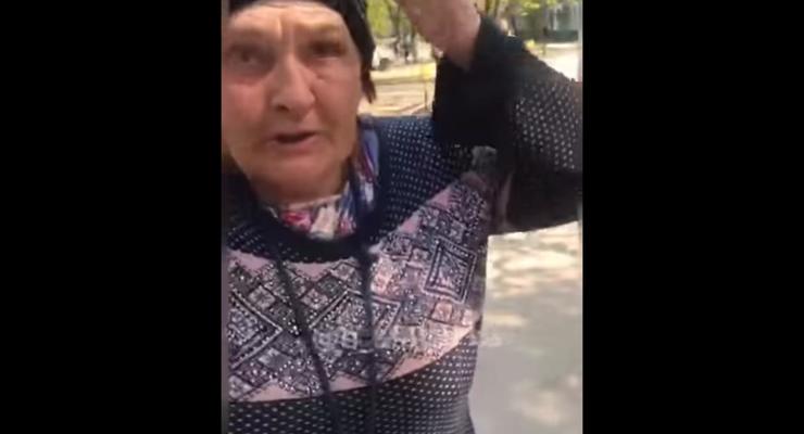 В Харькове посреди улицы загорелась женщина