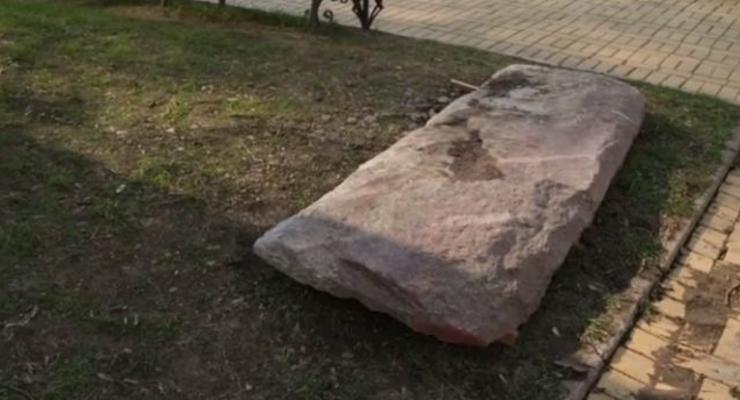 В центре Чернигова нашли уникальную плиту XII века