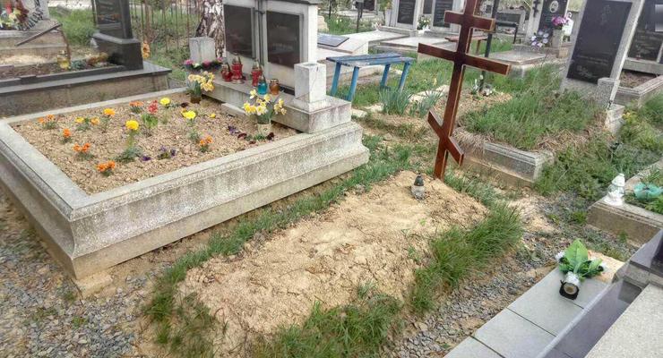 В Мукачево 60-летняя женщина надругалась над могилами