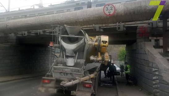 В Одессе бетономешалка врезалась в мост