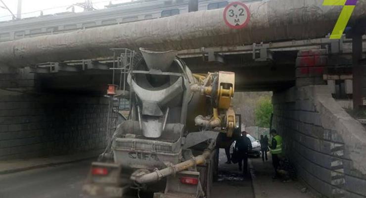 В Одессе бетономешалка врезалась в мост
